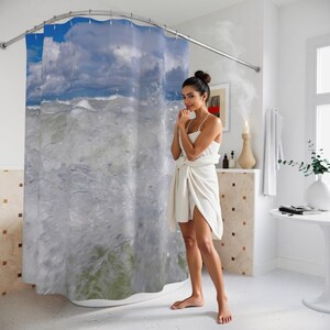 Tenda da doccia con onda oceanica, decorazione da bagno costiera, tema nautico, atmosfera da casa al mare, accento estivo, design marino tranquillo