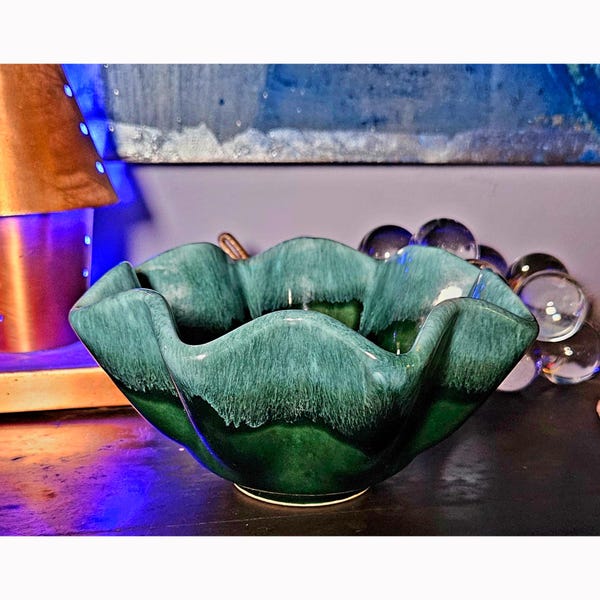 Bol vintage Hull Pottery B6 à bord cannelé, organiseur de bureau et clé USB style Mid-Century Modern, vase/bol/pot de fleurs vert à bord ondulé en céramique