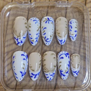Unghie finte fatte a mano "Porcellana Mediterranea" - Unghie adesive blu royal e oro con motivo azulejo / Ceramica, Unghie finte riutilizzabili