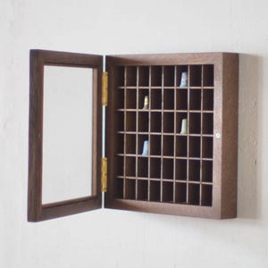 Miniatura de Vitrine “Thimble” | Vitrine de Parede em Madeira com Porta de Vidro