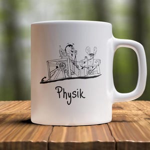 Könnte beinhalten: Weiße Keramiktasse mit einer Schwarzweißillustration einer Person in einer Maschine mit dem Wort "Physik" unter der Illustration.