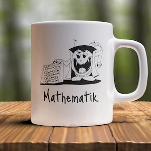 Puede incluir: Taza de cerámica blanca con una ilustración en blanco y negro de un monstruo sosteniendo un ábaco. El texto "Mathematik" está impreso debajo de la ilustración.
