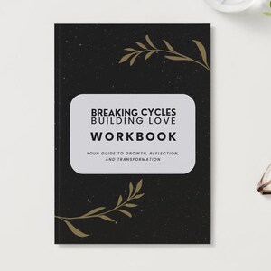 Op de afbeelding: Een werkboek getiteld "Breaking Cycles Building Love" met een zwarte kaft en gouden bladaccenten. De titel staat in een witte, afgeronde rechthoek. De ondertitel luidt "Uw gids voor groei, reflectie en transformatie."