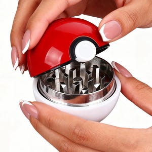 Peut inclure: Une tasse en céramique blanche avec une anse noire et le texte "But First, Coffee" dans un style manuscrit. La tasse est posée sur une surface blanche. La tasse mesure 10 cm de haut.