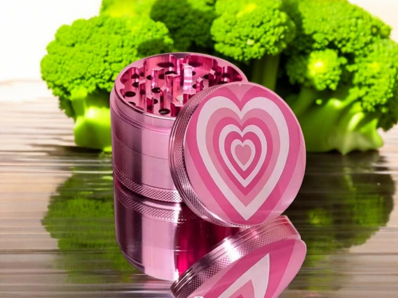 Pink herb grinder for women, 4-piece with catcher and razor-sharp teeth, ideal cute and girly grinder gift.