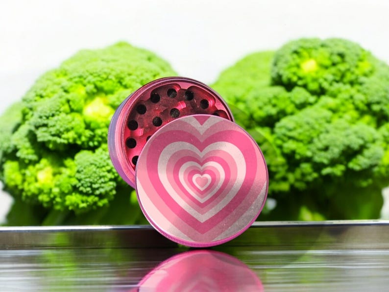 Pink heart-themed 4-piece herb grinder with pollen catcher and scraper, perfect cute grinder for women, stylish gift for her