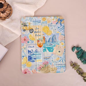 iPad-skal med scrapbookingmotiv och pennfack för sommarsemester, iPad Air 7/6/5:e klass, iPad Mini 8.3/7.9", iPad Pro 2025/2024/2022, iPad A16/10/9:e klass, personligt anpassat