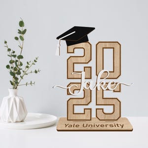 Personalisierter Name und Schulabschluss Stehendes Holzschild, personalisiertes Geschenk, Abschlussgeschenk, Klasse von 2025, Abschlussandenken, Tischdekor