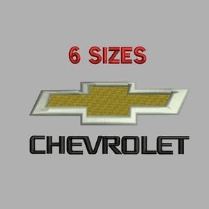 Może przedstawiać: Haftowane logo Chevroleta w kolorze złotym, srebrnym i czarnym, z napisem "6 ROZMIARÓW" w kolorze czerwonym u góry i "CHEVROLET" w kolorze czarnym u dołu. Logo ma kształt stylizowanej muszki. Tło jest szare.