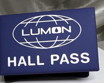 Lumon Hall Pass Pin Inspiriert von Severance Parody Fan-made Merch
