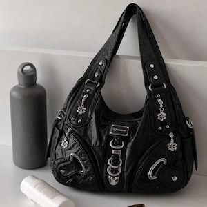 Vintage Y2K style handbag with adjustable shoulder strap - Crossbody - Hobo Bag - Tote Bag - Faux leather - AMELIE - Core