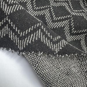 Tela Interlock Jacquard Geométrica Negra con Lycra por Metro, Tela de Punto Texturizada Pesada de 180 cm de Ancho para Chaquetas, Abrigos y