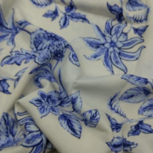 Blue floral viscose linen fabric – drapey breathable material by yard (150 cm / 59") image 7