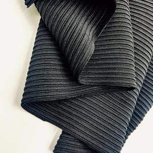 Zwart Rib Gebreide Stof per Meter, Comfortabele Naaistof voor Tops Jurken en Loungewear, (150 cm / 59"), 190 gsm