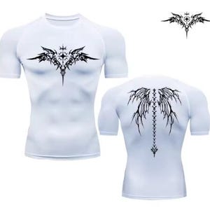 Könnte beinhalten: Weißes Kompressionsshirt mit kurzen Ärmeln, das ein schwarzes Tribal-Design auf der Vorder- und Rückseite aufweist. Das Frontdesign ist zentriert, während das Rückendesign über die Wirbelsäule verläuft. Das Shirt ist figurbetont.