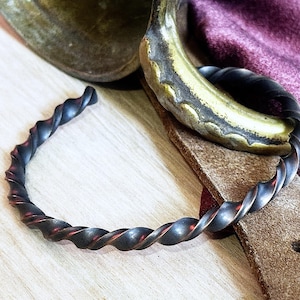 Kupferarmband, verdrehte rechteckige Drahtmanschette, Statement-Armreif mit dunkler Patina für Männer und Frauen, handgeschmiedetes Schmuckstück