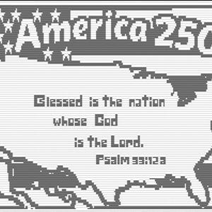 Może przedstawiać: Szary obraz z konturem Stanów Zjednoczonych, z napisem "America 250" u góry. Obraz zawiera frazę "Błogosławiony naród, którego Bogiem jest Pan. Psalm 33:12a."