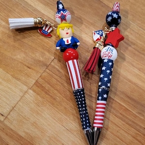 Stylo amusant patriotique. Cadeau idéal pour les amis, la famille et les collègues de travail. Comprend une recharge gratuite d'encre noire dans une pochette cadeau.