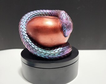 Decoración de manzana y serpiente