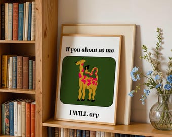 Puede incluir: Una impresión enmarcada con un fondo verde y una criatura amarilla y rosa que parece una jirafa. El texto "If you shout at me I WILL cry" está impreso en negro.