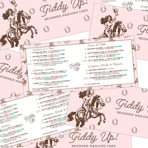 Può includere: Carta da Mahjong per principianti rosa con un'illustrazione di una cowgirl a cavallo e il testo "Giddy Up!" stampato in un carattere decorativo. La carta include istruzioni e combinazioni di numeri.