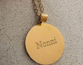 Colgante de urna personalizable: dije de urna grabable, en oro o plata.