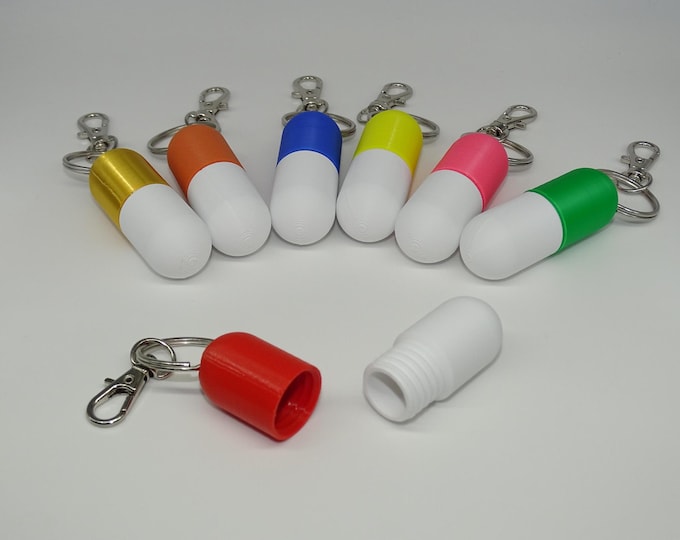 PILLS CAPSULE KEYCHAIN, Capsule Keychain, 3D Printed Mini Medicine Case – Personalized Supplement Container – Keyring Gift Idea