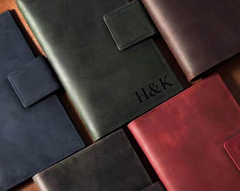 Portapasaportes familiar de cuero para 4 pasaportes con protección RFID AirTag, cartera de viaje personalizada grabada con 6 ranuras para tarjetas, funda personalizada para pasaportes de pareja