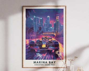 Può includere: Un poster incorniciato con una macchina di Formula 1 che sfreccia su una pista di notte. L'opera raffigura il Gran Premio di Singapore di Marina Bay con uno sfondo di una vivace città nei toni del viola, blu e arancione. Il testo "MARINA BAY SINGAPORE GRAND PRIX" è in basso.