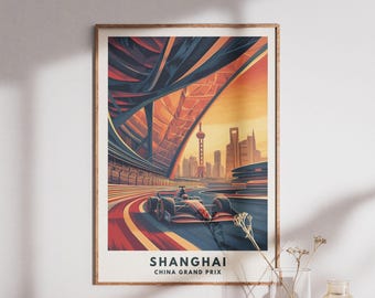 Può includere: Una stampa artistica incorniciata raffigurante una macchina da corsa di Formula 1 su una pista a Shanghai, in Cina. L'opera d'arte ha uno stile retrò con una tavolozza di colori rosso, arancione e blu. Lo skyline di Shanghai è visibile sullo sfondo. Il testo "SHANGHAI CHINA GRAND PRIX" è in basso.
