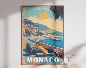 Può includere: Stampa di poster vintage con un'auto da corsa arancione su una strada costiera a Monaco. L'opera d'arte include un sole giallo, acqua blu e la parola "MONACO" a grandi lettere. La stampa ha un aspetto invecchiato.