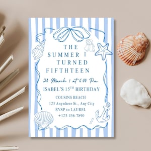 Op de afbeelding: Een blauw-wit gestreepte uitnodiging met nautische illustraties. De tekst luidt "The Summer I Turned Fifteenth" en bevat evenementdetails. Zeeschelpen en een zeester zijn ook afgebeeld.
