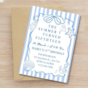 Op de afbeelding: Een blauw-wit gestreepte uitnodigingskaart met nautische illustraties en tekst. De tekst luidt "The Summer I Turned Fifteen" en bevat evenementdetails. Een bruine envelop bevindt zich achter de kaart.