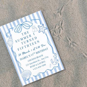 Op de afbeelding: Een blauw-wit gestreepte uitnodiging met nautische illustraties, waaronder een zeeschelp, zeester en anker. De tekst luidt "The Summer I Turned Fifhteen" en bevat evenementdetails voor Isabel's 15e verjaardag.