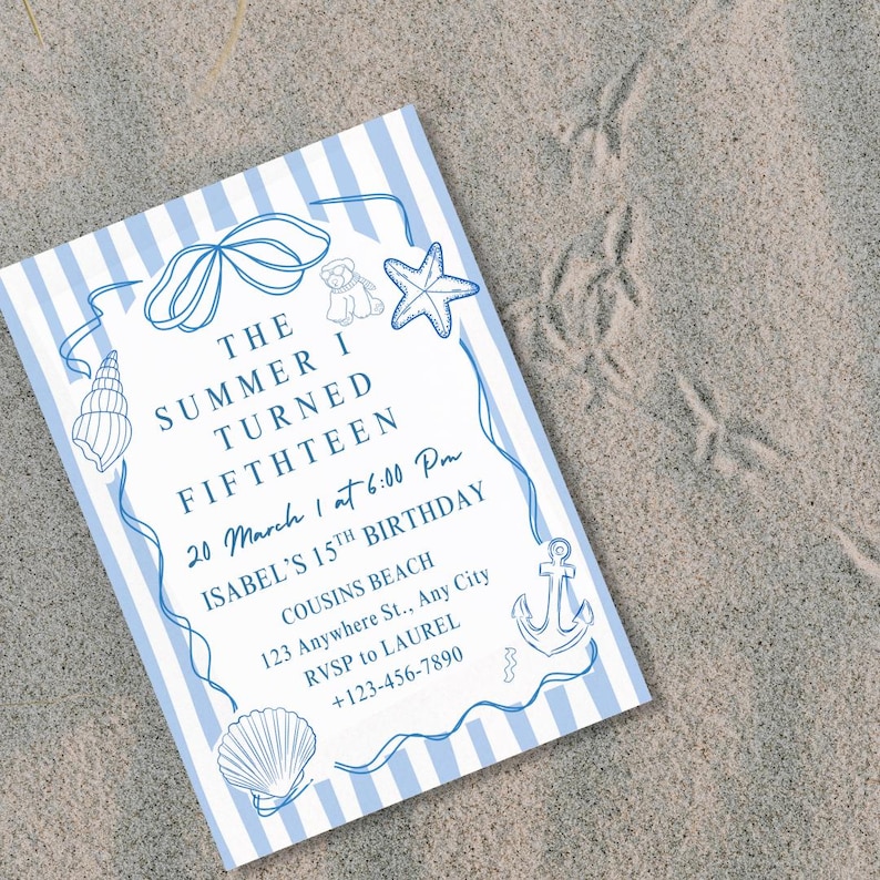 Op de afbeelding: Een blauw-wit gestreepte uitnodiging met nautische illustraties, waaronder een zeeschelp, zeester en anker. De tekst luidt "The Summer I Turned Fifhteen" en bevat evenementdetails voor Isabel's 15e verjaardag.