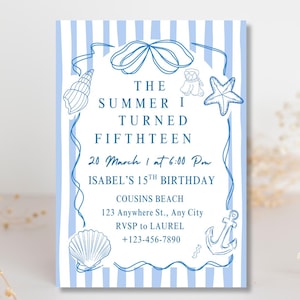 Op de afbeelding: Een blauw-wit gestreepte uitnodigingskaart met nautische illustraties. De tekst luidt "The Summer I Turned Fifteenth" met evenementdetails. Bevat schelp-, zeester- en ankergraphics.