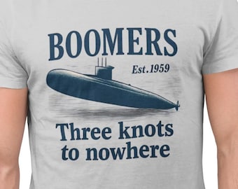 Könnte beinhalten: Hellgraues T-Shirt mit einem marineblauen U-Boot-Motiv und dem Text "BOOMERS Est. 1959 Three knots to nowhere". Das Shirt besteht aus einem weichen Material.