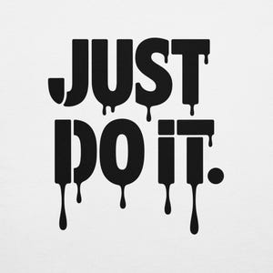 Puede incluir: Texto negro "JUST DO IT" sobre fondo blanco. Las letras parecen gotear, con la parte inferior de cada letra alargada en forma de gota. El diseño es simple y audaz.