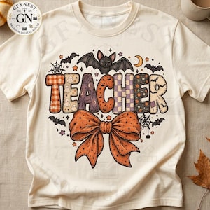 Puede incluir: Una camiseta de manga corta color crema con un estampado gráfico de la palabra TEACHER en letras con patrones de motivos de Halloween que incluyen fantasmas, calabazas, murciélagos y telarañas, rematada con un gran lazo naranja y un murciélago.