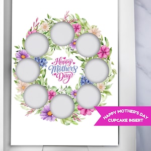 Könnte beinhalten: Ein weißer Cupcake-Einsatz mit einem floralen Kranzdesign. Der Kranz zeigt rosa, lila und blaue Blumen mit grünen Blättern. Der Text "Happy Mother's Day" befindet sich in der Mitte, und es gibt sieben kreisförmige Bereiche für Cupcakes. Ein rosa Banner lautet "Happy Mother's Day Cupcake Insert."