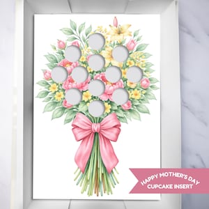 Peut inclure: Insert de cupcake aquarelle avec un bouquet de fleurs roses et jaunes avec des feuilles vertes et un nœud rose. L'insert comporte 10 découpes circulaires pour cupcakes et le texte "Happy Mother's Day Cupcake Insert."