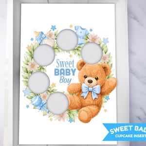 Peut inclure: Insert de cupcake pour une baby shower avec un design à l'aquarelle. L'insert présente un ours en peluche marron avec un nœud papillon bleu, entouré d'une couronne de fleurs, d'étoiles et d'illustrations sur le thème des bébés. Le texte "Sweet Baby Boy" est affiché en bleu.
