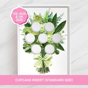 Puede incluir: Un inserto blanco para cupcakes con seis espacios circulares, diseñado para parecerse a un ramo de hojas y flores verdes. Un lazo verde claro ata los tallos. El texto "CUPCAKE INSERT (STANDARD SIZE)" está impreso en la parte inferior.