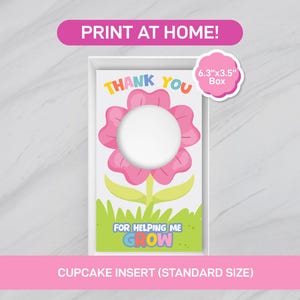 Puede incluir: Inserto para cupcakes con un diseño de flor rosa y las palabras "THANK YOU" en letras coloridas. El inserto tiene un recorte circular y el texto "FOR HELPING ME GROW". Las dimensiones son 16 cm x 9 cm.