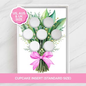 Puede incluir: Un inserto para cupcakes con un diseño de acuarela de un ramo de flores, con círculos blancos, hojas verdes y un lazo rosa. El texto "Cupcake Insert (Standard Size)" está en la parte inferior. Un círculo rosa con el texto "US, AUS & UK SIZE" está en la parte superior izquierda.