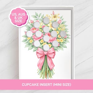 Puede incluir: Un inserto rectangular blanco para cupcakes con una ilustración de ramo floral con peonías rosas, lirios amarillos y hojas verdes. El diseño incluye diez recortes circulares y un gran lazo rosa en la base. El texto dice US, AUS & UK SIZE.