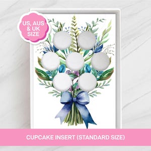 Puede incluir: Un inserto para cupcakes con un diseño de ramo floral. El inserto presenta una ilustración de acuarela de hojas, vegetación y soportes para cupcakes blancos. Una cinta azul está atada en la base. El texto en el inserto dice "Cupcake Insert (Standard Size)".