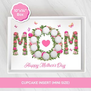 Puede incluir: Una caja blanca para insertar cupcakes con la palabra "MOM" escrita con letras florales rosas y verdes. El inserto tiene un corazón y espacio para cupcakes. La caja mide 25.4cm x 35.6cm y tiene el texto "Happy Mother's Day".