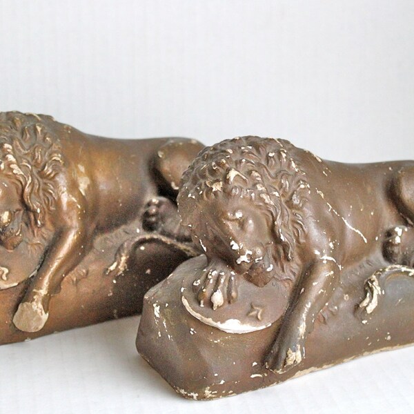 vintage sleeping lion chalkware bookends // shabby cottage chic // distressed fleur de lis