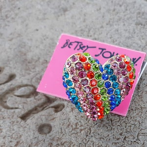 Rare bague coeur en strass arc-en-ciel Betsey Johnson, rare et difficile à trouver.  SAINT-VALENTIN
